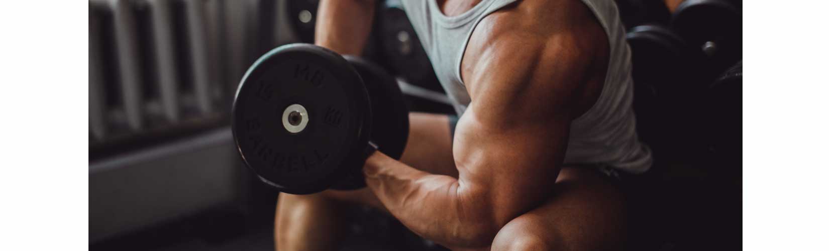 vježbanje bicepsa s bučicom u punoj kontrakciji