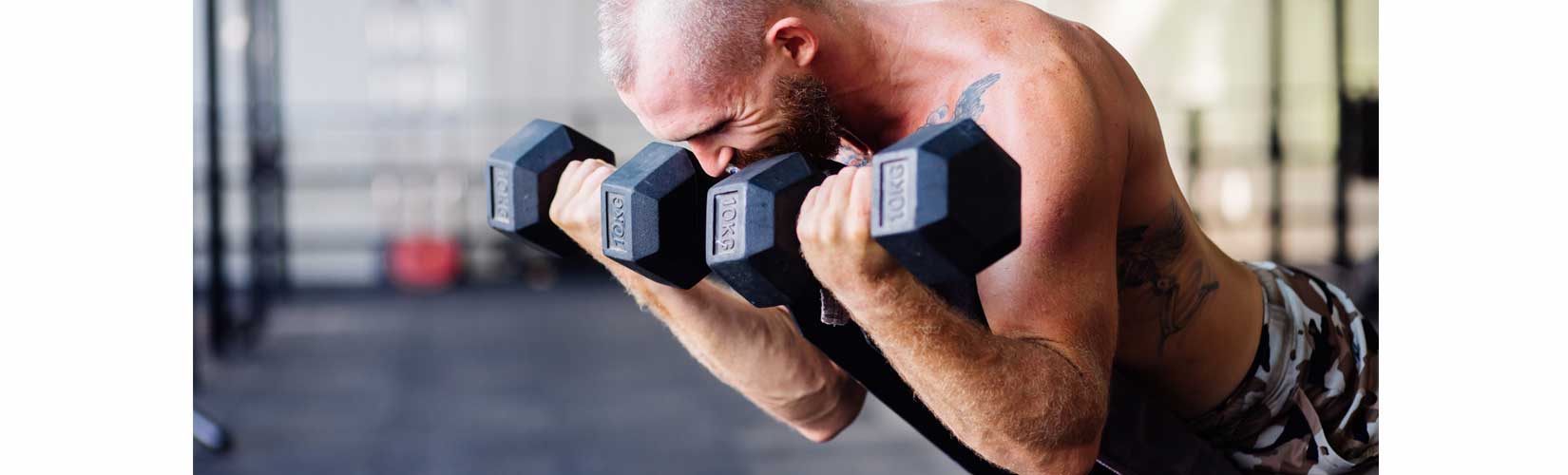 biceps vježba s bučicama s punom kontrakcijom