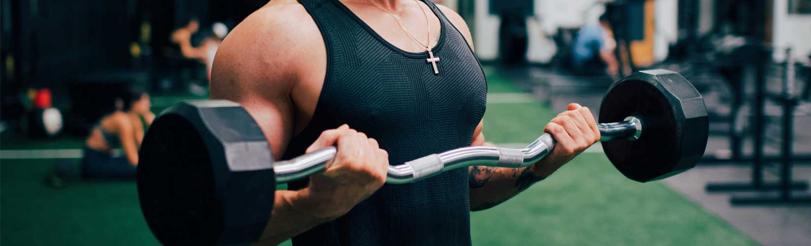 trening bicepsa i tricepsa u teretani s utezima