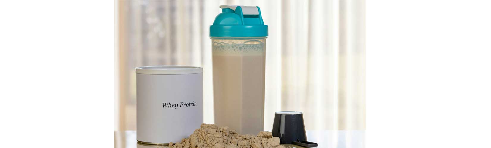 whey protein u prahu sa shakerom i mjericom